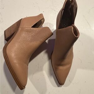 NWT Vince Camuto Gigietta Bootie in Tan Leather, size 6.5